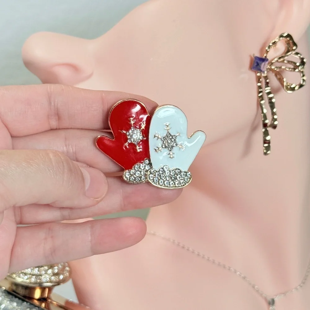 🎄 Red and White Mitten Brooch with Crystals - Picture 5 of 6